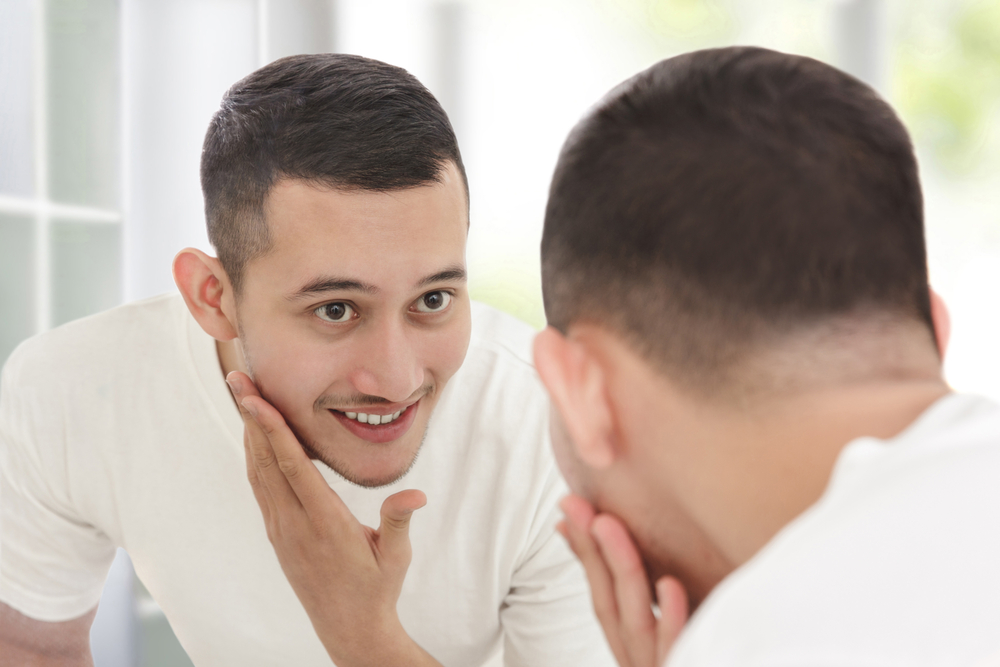 8 Cara Mencerahkan Wajah Pria Agar Makin Tampan